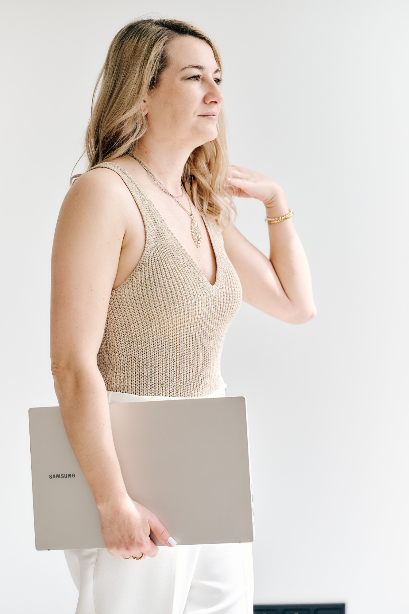 Katrin Hager mit Laptop in Seitenprofil