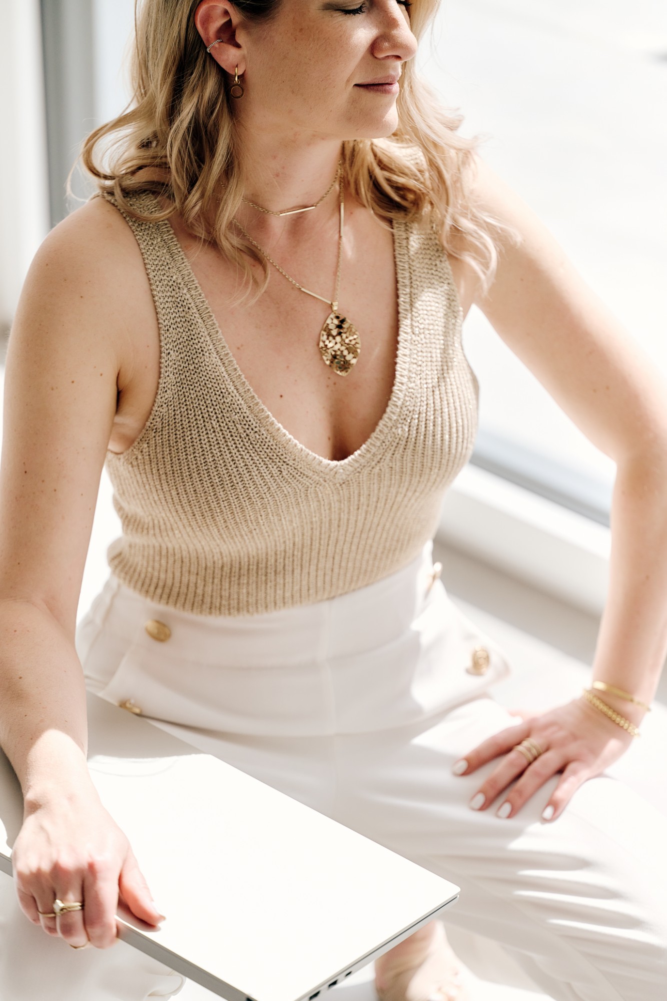 Katrin Hager am Arbeitsplatz